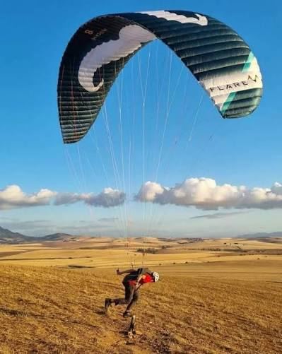 Mini wing: smaller and shorter, descends from the mountain, soars a little by the slope