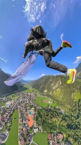 Speed flying: foot launch, descent along the slope