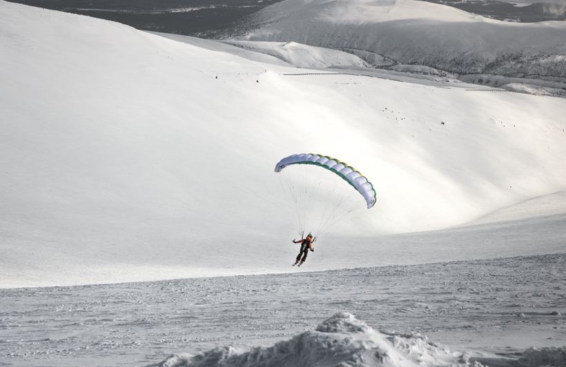 Speed riding: flying and touching the snow on skis