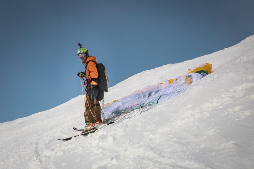 Speed riding: laying out the wing on the snow before launch