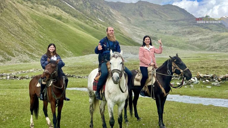 Гудаури: Уникальные конные туры по живописному региону Грузии